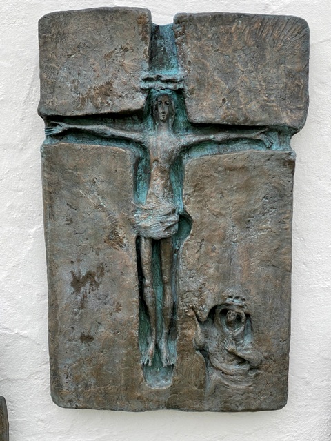 Deuchelried, Kruzifix an der Auenwand der Kirche