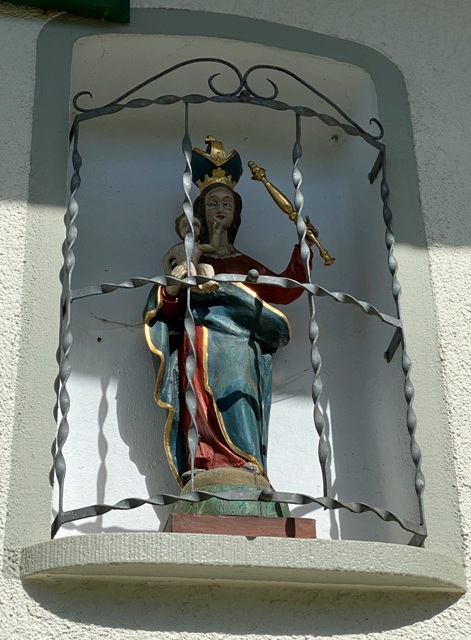 Figur der Maria an einem Bauernhof