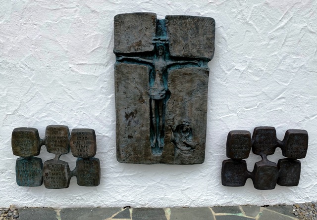 Deuchelried, Kruzifix an der Auenwand der Kirche