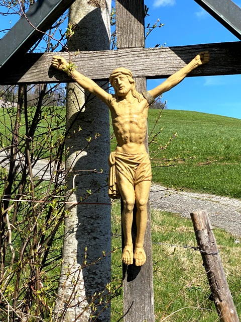 Holzkreuz mit Armbandage