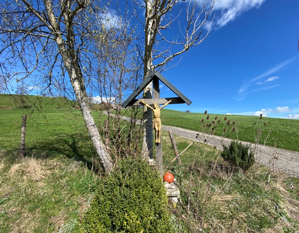 Holzkreuz mit Armbandage