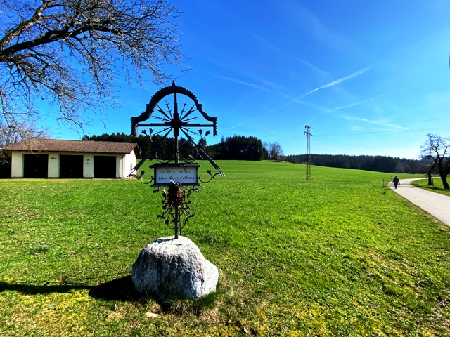 Kreuz am Dorfrand Richtung Wolfaz