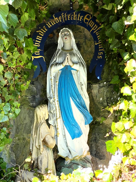 Lourdesgrotte auf dem Friedhof von Ebenweiler