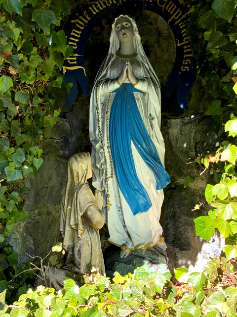 Lourdesgrotte auf dem Friedhof von Ebenweiler