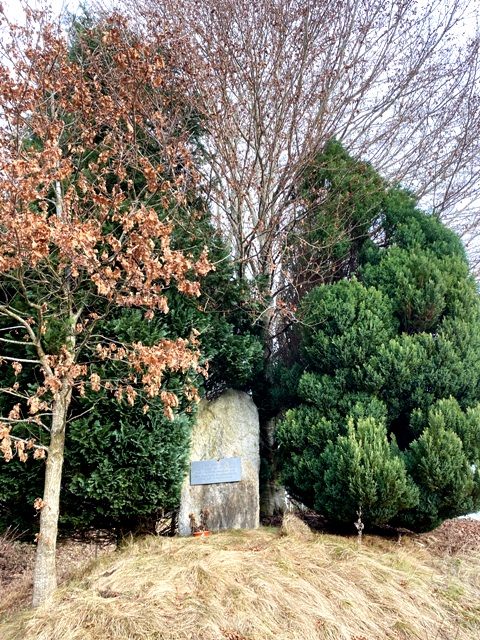 Edensbach, Gedenkstein an der Strasse