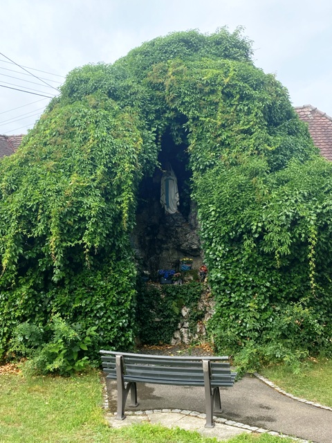 Lourdesgrotte auf dem Kirchhof Ehingen