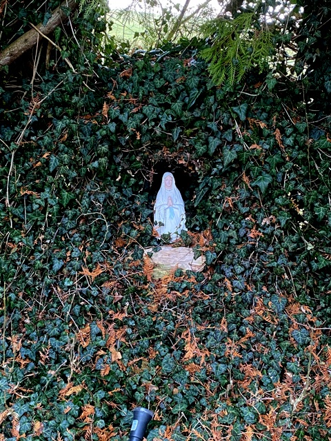 Lourdesgrotte in einem Garten in Eintrnen