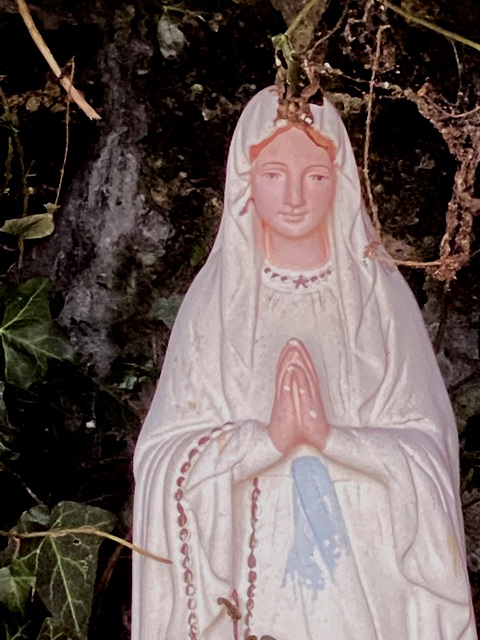 Lourdesgrotte in einem Garten in Eintrnen