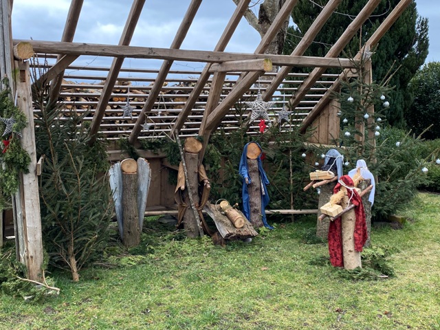 Weihnachtskrippe am Weg in Eintrnenberg