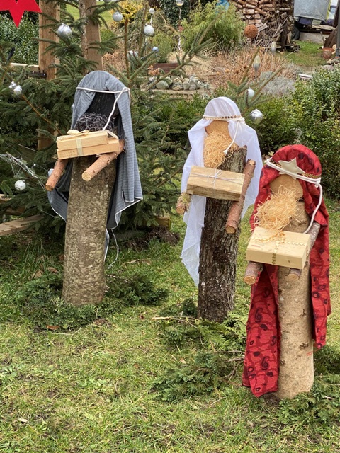 Weihnachtskrippe am Weg in Eintrnenberg