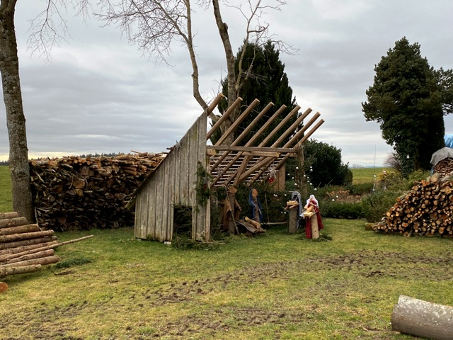 Weihnachtskrippe am Weg in Eintrnenberg