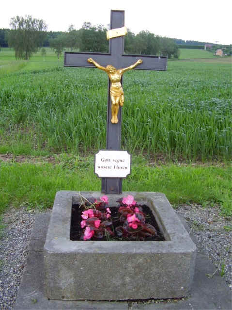 Flurkreuz an der Strae von Haisterkirch nach Hittisweiler, Aufschrift "Gott segne unsere Fluren"