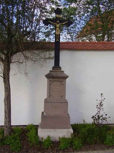Wegkreuz, Haisterkirch, Klosterhofmauer, Aufschrift "Mein Jesus Barmherzigkeit", 1902