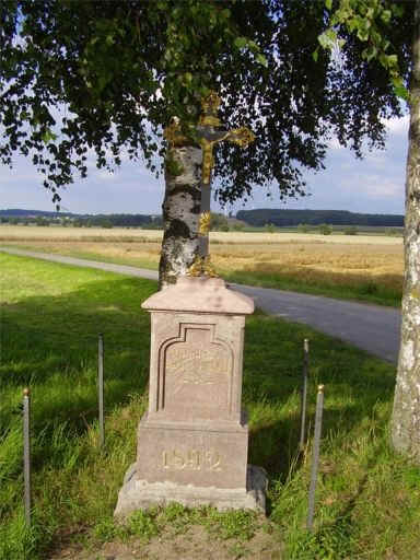 Flurkreuz an der Strae, Osterhofen, Richtung Mhlhausen, Aufschrift "Mein Jesus Barmherzigkeit", 1892