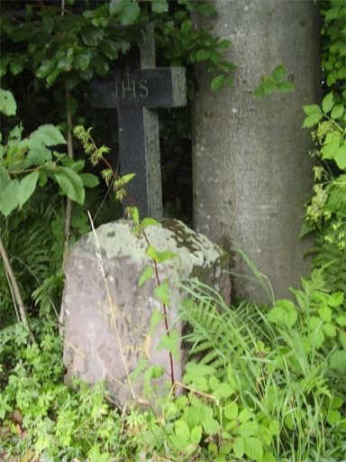 Straenkreuz, Waldrand Burgstock Richtung Mennisweiler, Sockelschrift unleserlich,