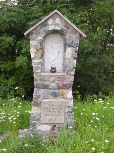 Christophorus-Bildstckle, Aufschrift "Heiliger Christophorus, erbitt uns Hilf in jeder Not", 2003, Steinrelief von Franz Maucher, Mennisweiler, Bildstckle von Alois Bareth, Mennisweiler