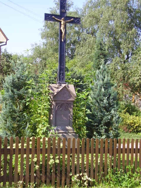 Kreuz auf Steinsockel, Haisterkirch, Haidgauer Strae, Aufschrift "Im Kreuz ist Heil und Segen", Sockel 1911, Kreuz 1863