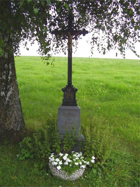 Feldkreuz bei Dinnenried, Richtung Gwigg, Aufschrift "Gelobt sei Jesus Christus"