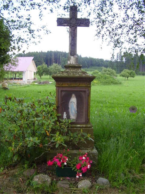 Wegkreuz und Bildstock "Ave Maria" (mit Lourdes-Marienstatue und Benadette Soubiorous), Mittelurbach, Ortsausgang