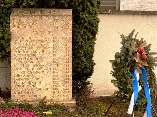 Gornhofen, Ehrenmal auf dem Friedhof