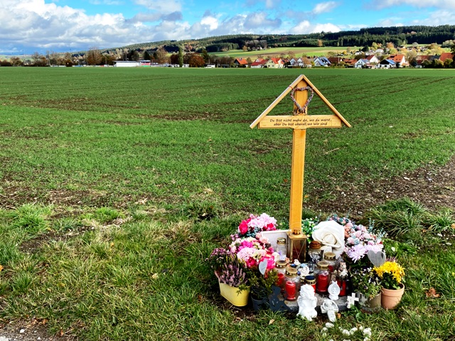Kreuz, das an einen Verkehrsunfall erinnert in Haisterkirch
