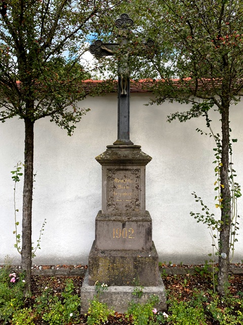 Wegkreuz an der Klostermauer Haisterkirch