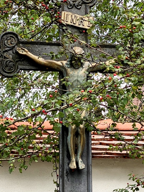 Wegkreuz an der Klostermauer Haisterkirch