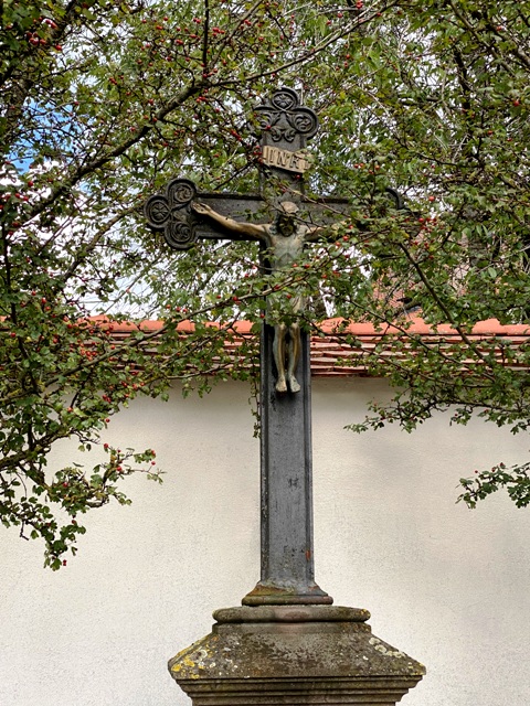 Wegkreuz an der Klostermauer Haisterkirch
