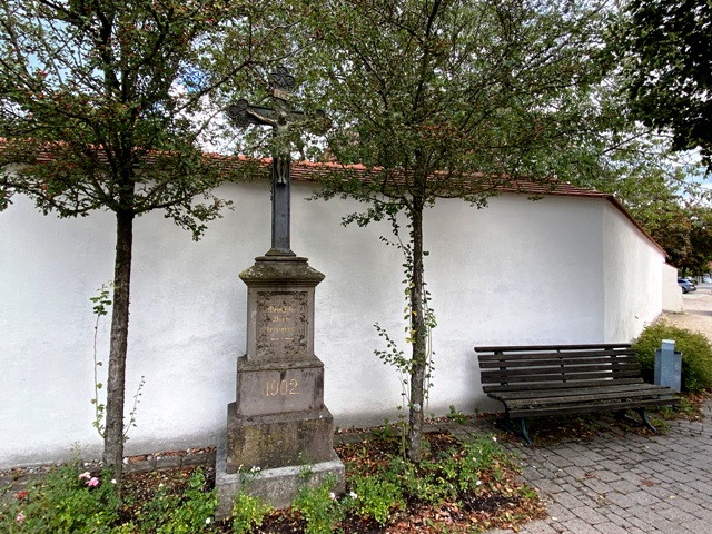 Wegkreuz an der Klostermauer Haisterkirch