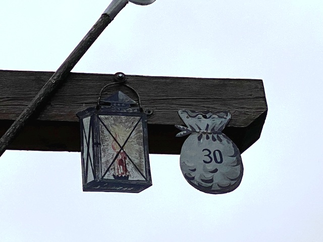 Herlazhofen, Arma-Christi-Kreuz mit Holzbalken