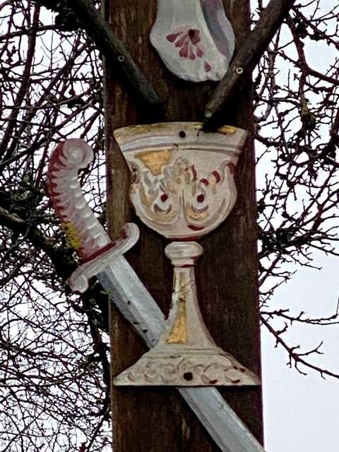 Herlazhofen, Arma-Christi-Kreuz mit Holzbalken