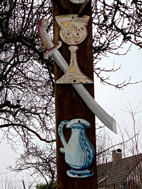 Herlazhofen, Arma-Christi-Kreuz mit Holzbalken