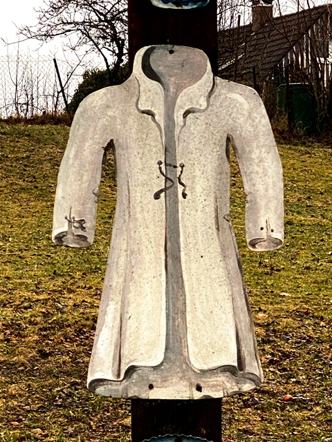 Herlazhofen, Arma-Christi-Kreuz mit Holzbalken