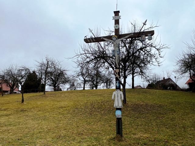 Herlazhofen, Arma-Christi-Kreuz mit Holzbalken