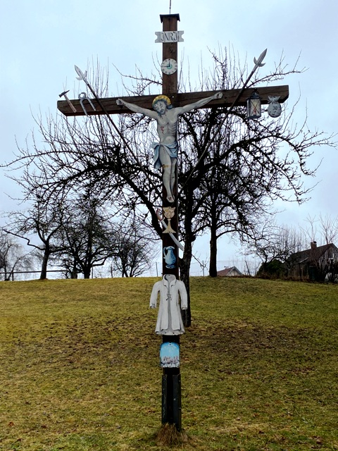 Herlazhofen, Arma-Christi-Kreuz mit Holzbalken