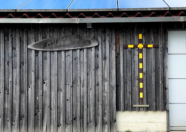 Imkerkreuz am Holzschopf in Hittisweiler