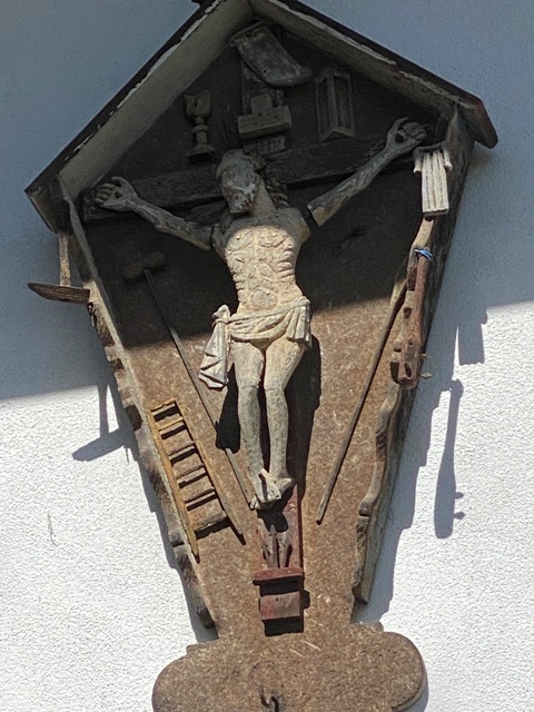 Hof Ibele, Arma-Christi-Kreuz an der Hauswand