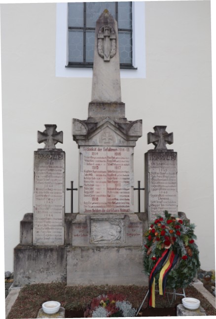 Immenried, Gesamtanlage an der Kirchenmauer