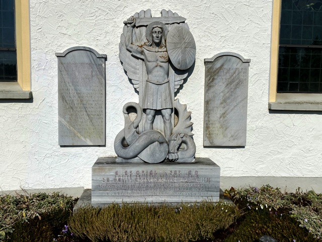 Karsee, Mahnmal an der Kirchenmauer