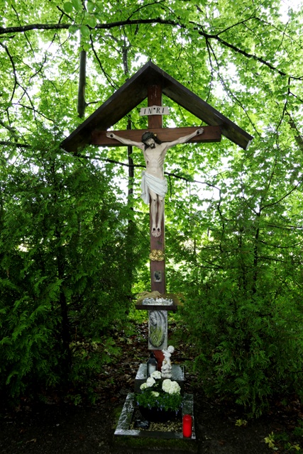 Kruzifix bei der Lourdesgrotte Kehlen