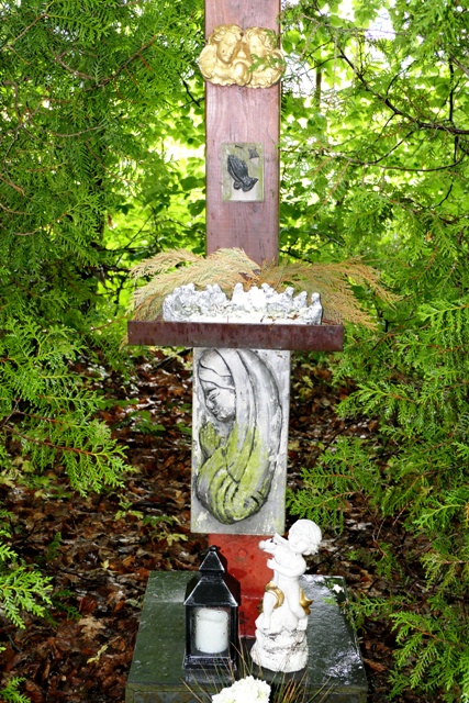 Kruzifix bei der Lourdesgrotte Kehlen