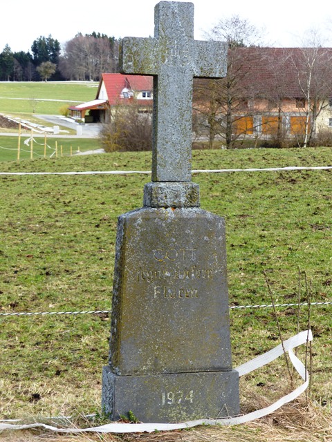 Flurkreuz, unterhalb der Lourdes-Kapelle