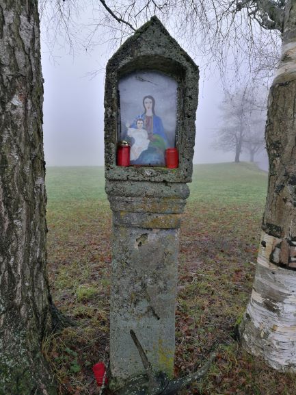 Bildstock auf dem Feld oberhalb von Wassers