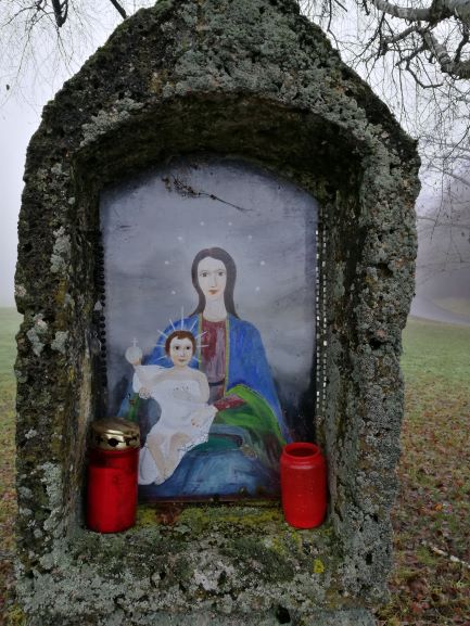 Bildstock oberhalb von Wassers, Madonna mit Kind