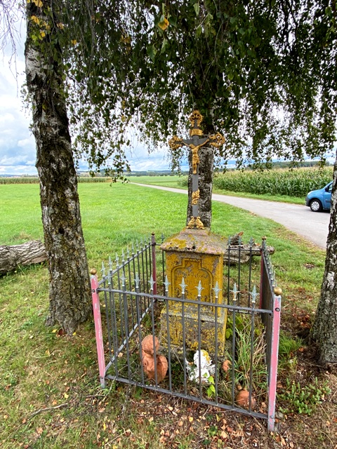 Wegkreuz im Hag an der Strae von Osterhofen nach Mhlhausen