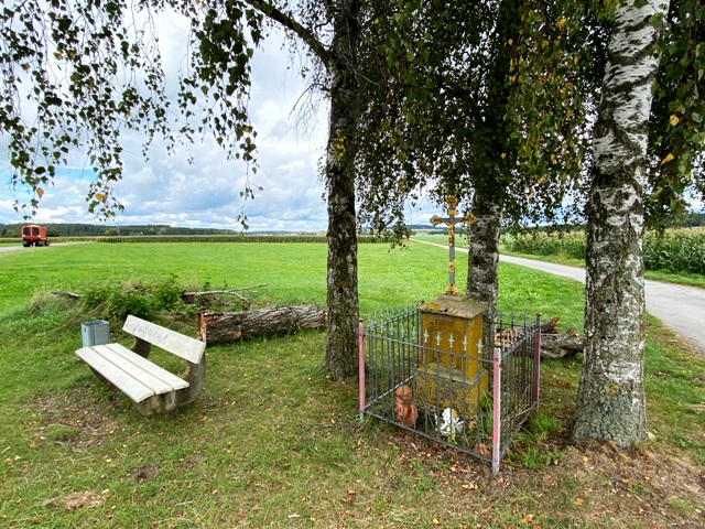 Wegkreuz im Hag an der Strae von Osterhofen nach Mhlhausen