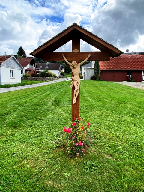 Wegkreuz im Dorf Osterhofen vor Fachwerkgebude