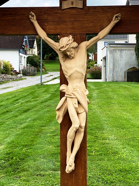 Wegkreuz im Dorf Osterhofen vor Fachwerkgebude