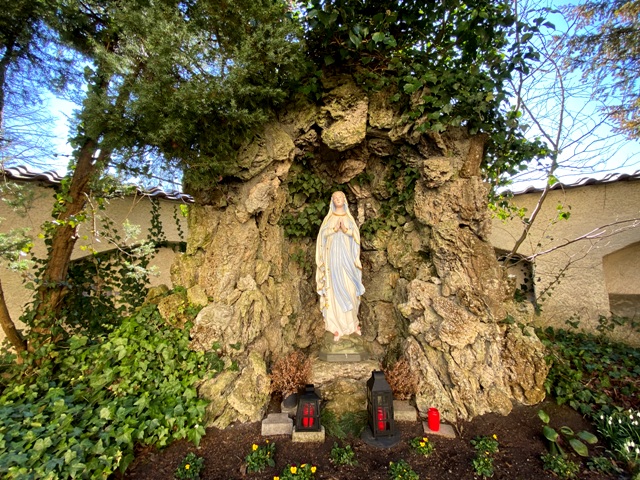 Lourdesgrotte in der Klosteranlage Reute