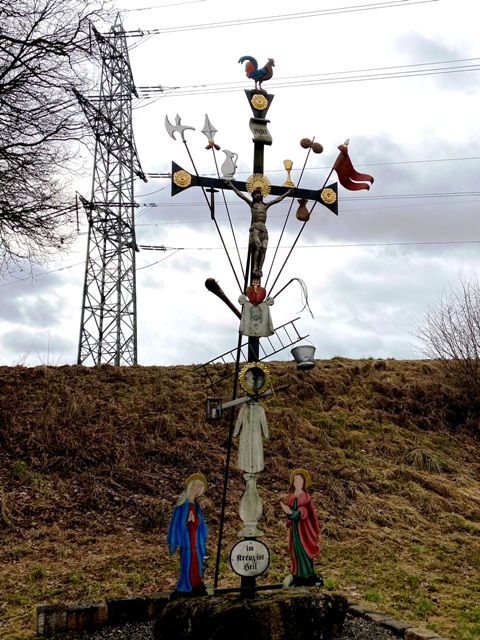 Arma-Christi-Kreuz zwischen Schmalegg und Berg